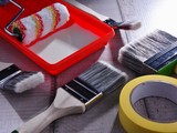 Jak połączyć farbę z tapetą? Inspiracje i wskazówki krok po kroku